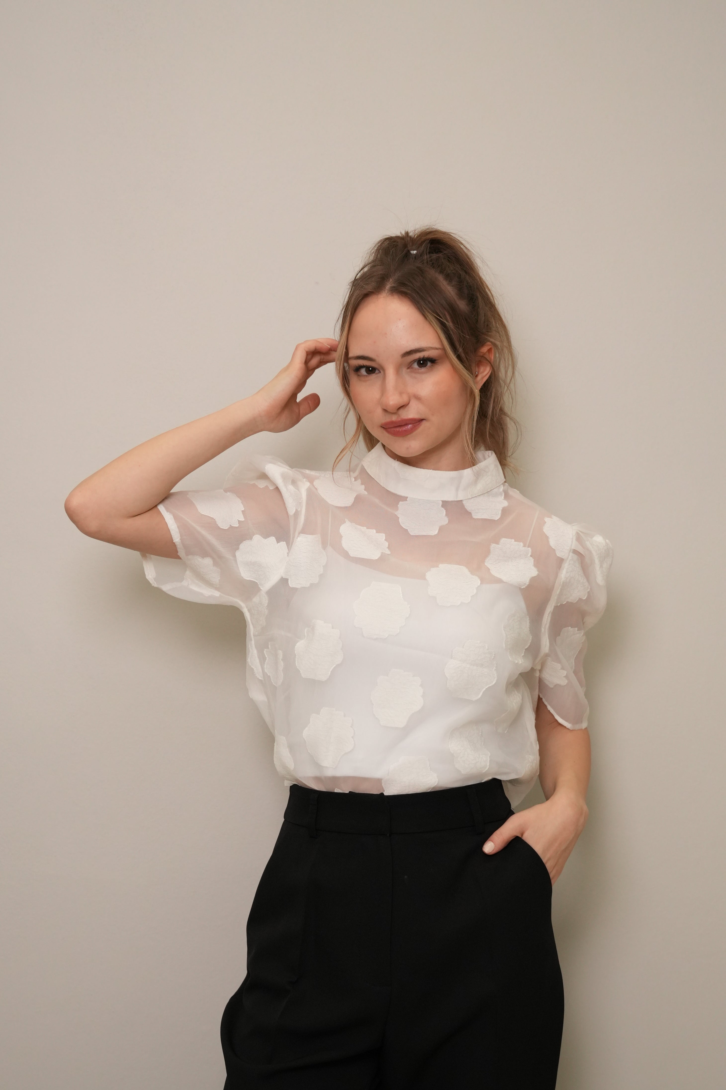 Ekru Dik Yaka Kabartma Çiçek Desenli Organze Bluz