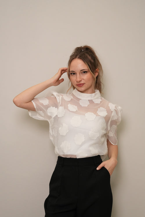 Ekru Dik Yaka Kabartma Çiçek Desenli Organze Bluz