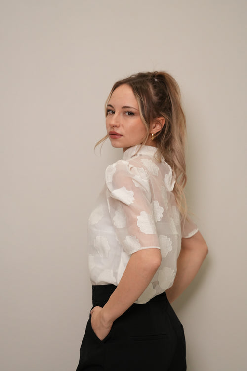 Ekru Dik Yaka Kabartma Çiçek Desenli Organze Bluz