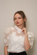 Ekru Dik Yaka Kabartma Çiçek Desenli Organze Bluz