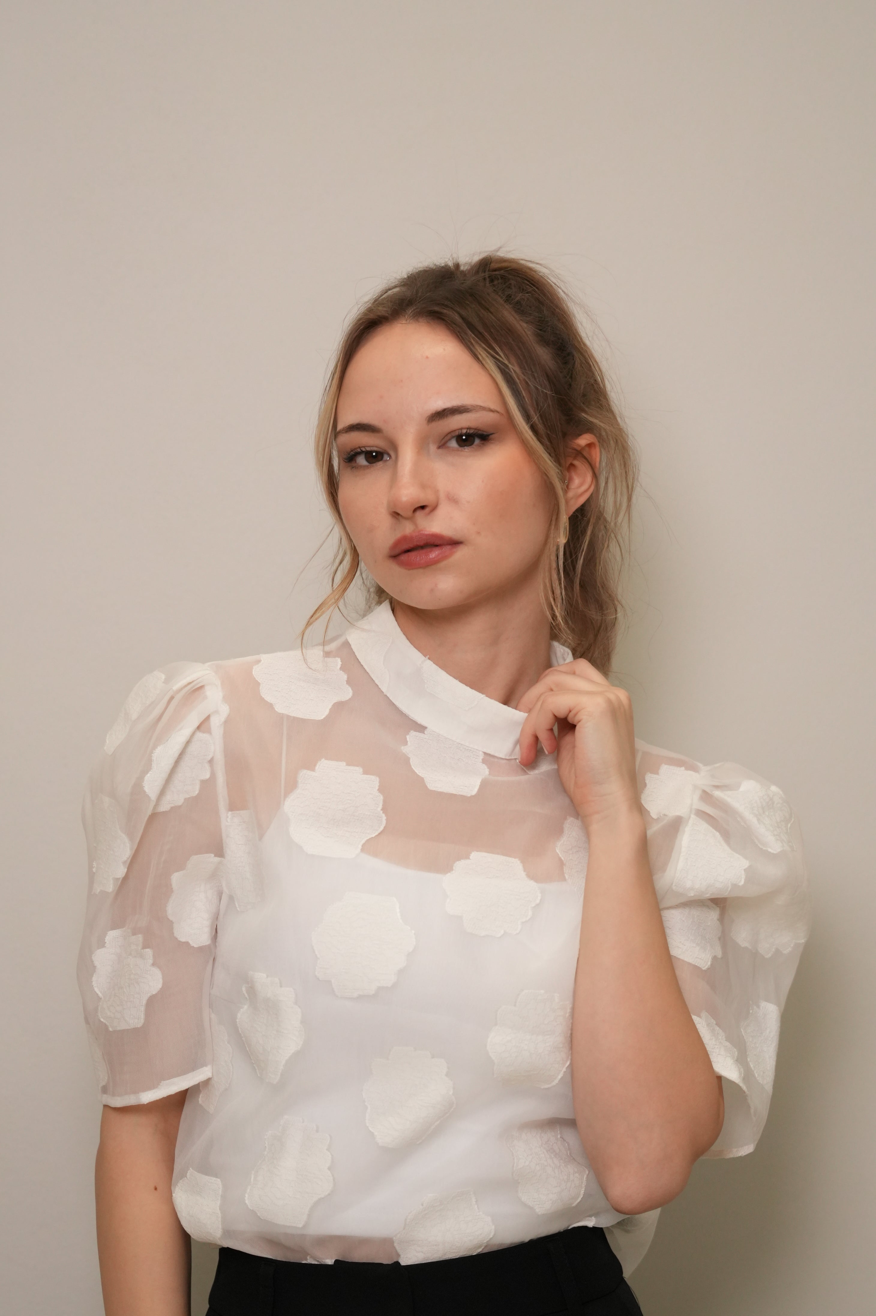 Ekru Dik Yaka Kabartma Çiçek Desenli Organze Bluz