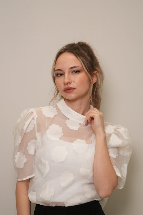 Ekru Dik Yaka Kabartma Çiçek Desenli Organze Bluz