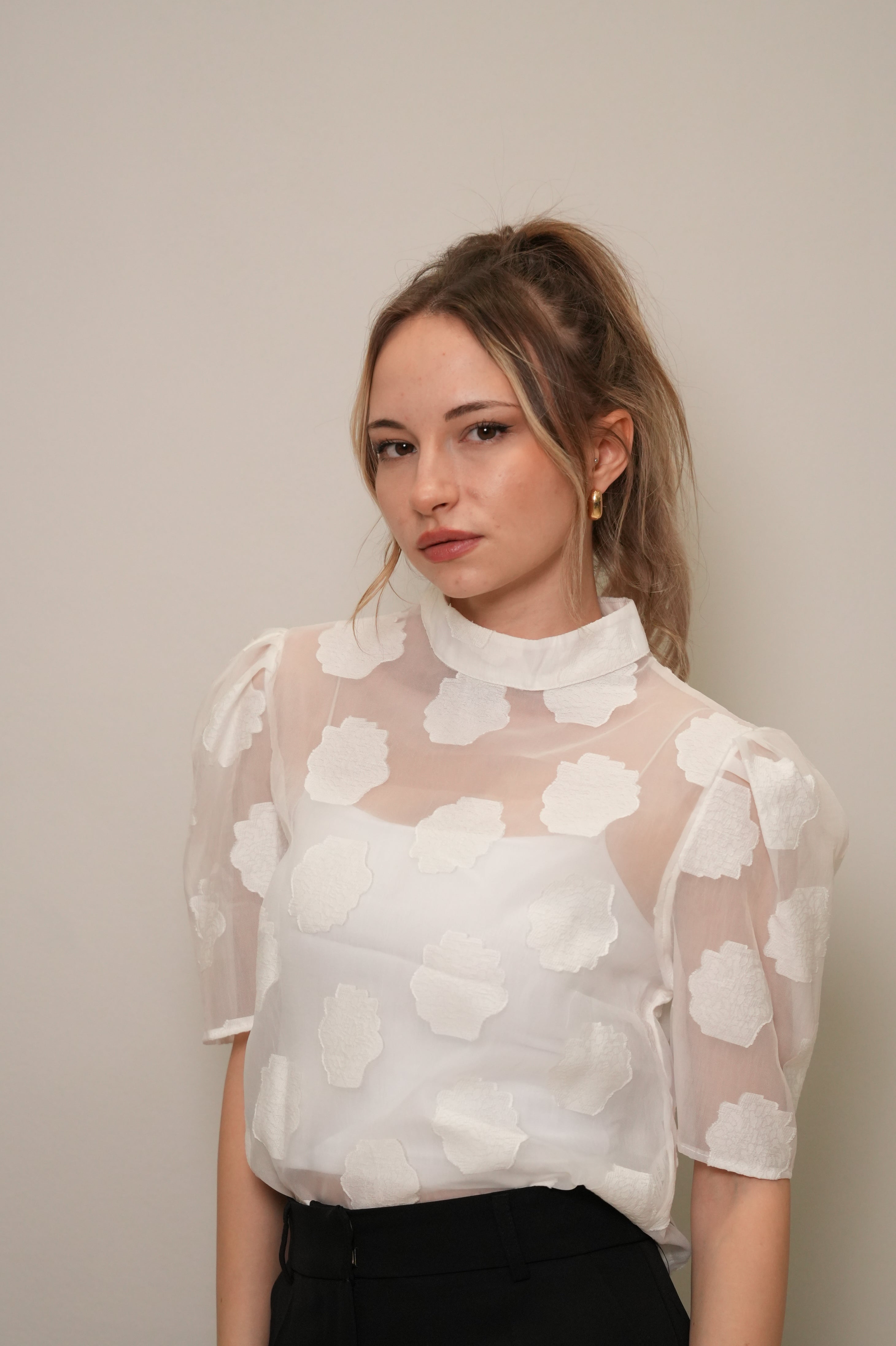 Ekru Dik Yaka Kabartma Çiçek Desenli Organze Bluz