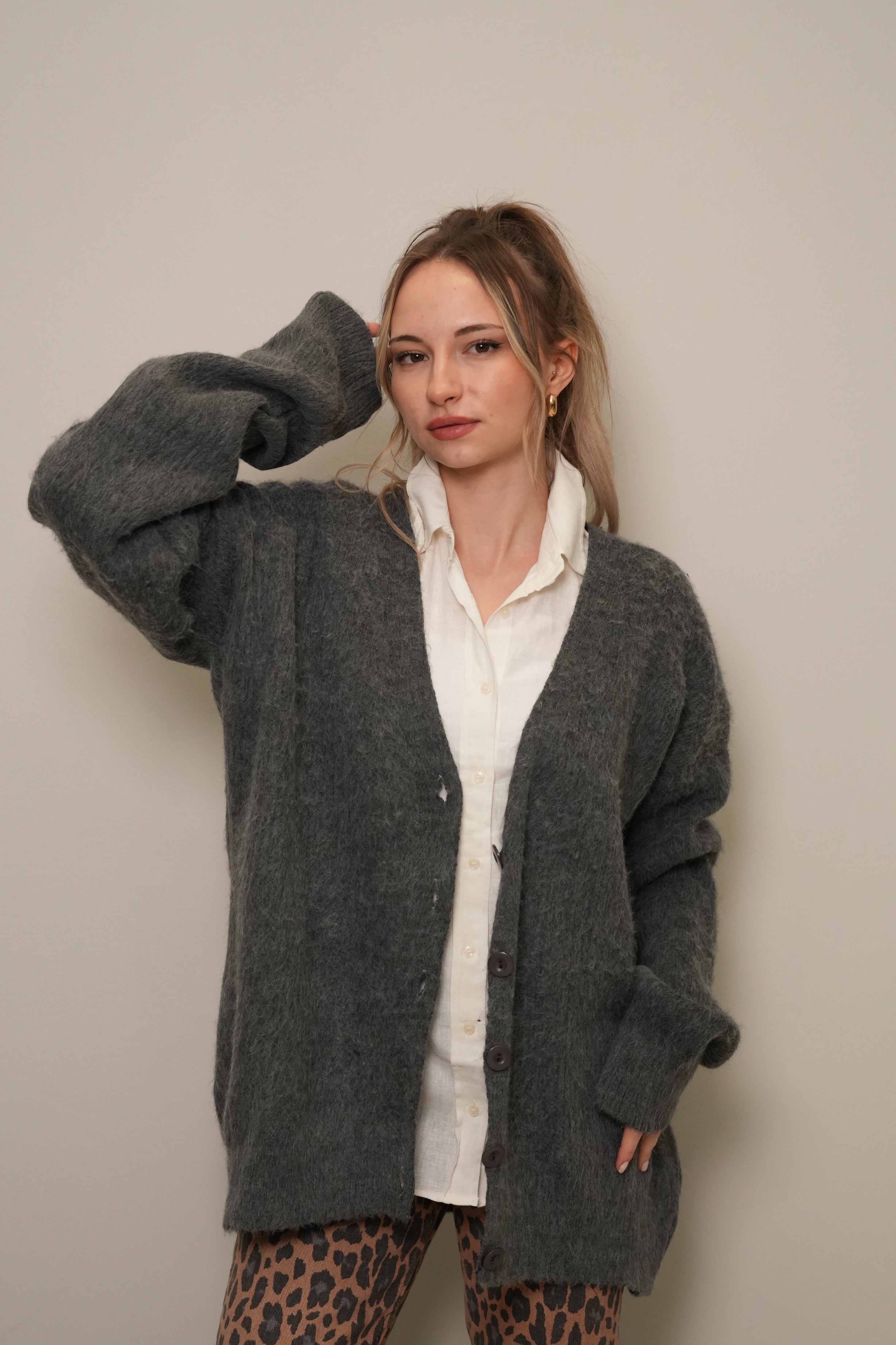 Füme Oversize V Yaka Tüylü Dokulu Örgü Hırka