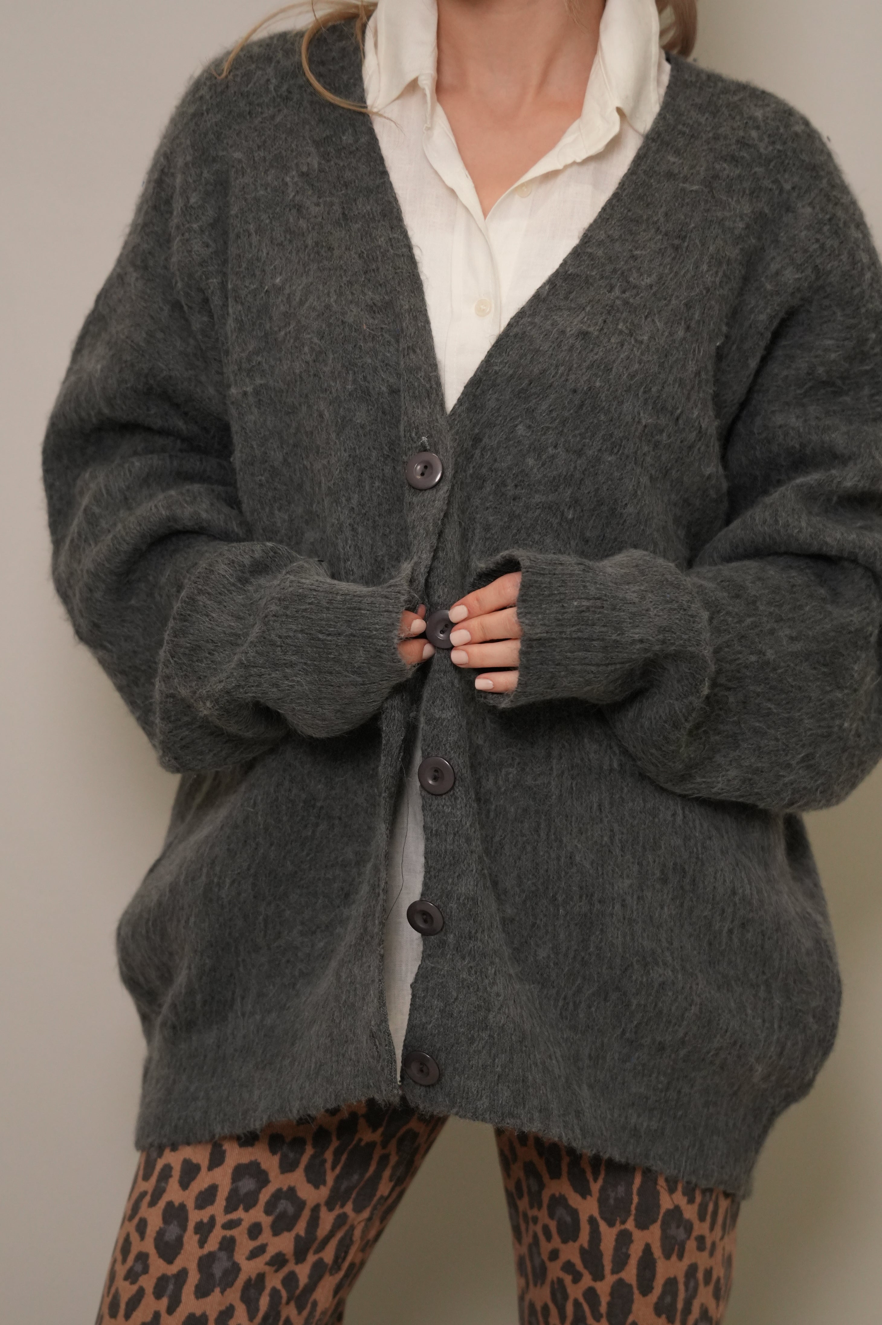 Füme Oversize V Yaka Tüylü Dokulu Örgü Hırka