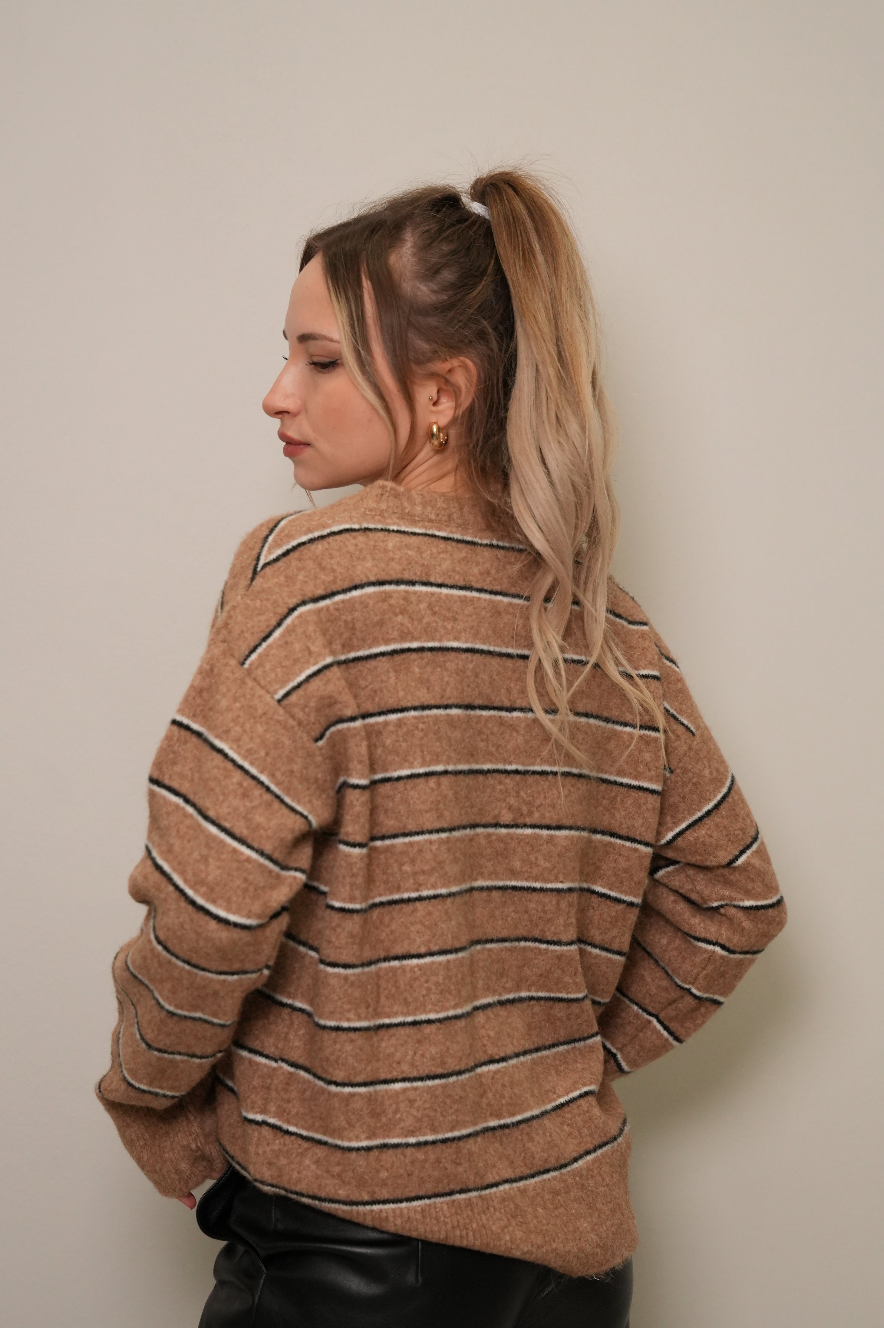 Çizgili V Yaka Triko Kazak – Bej