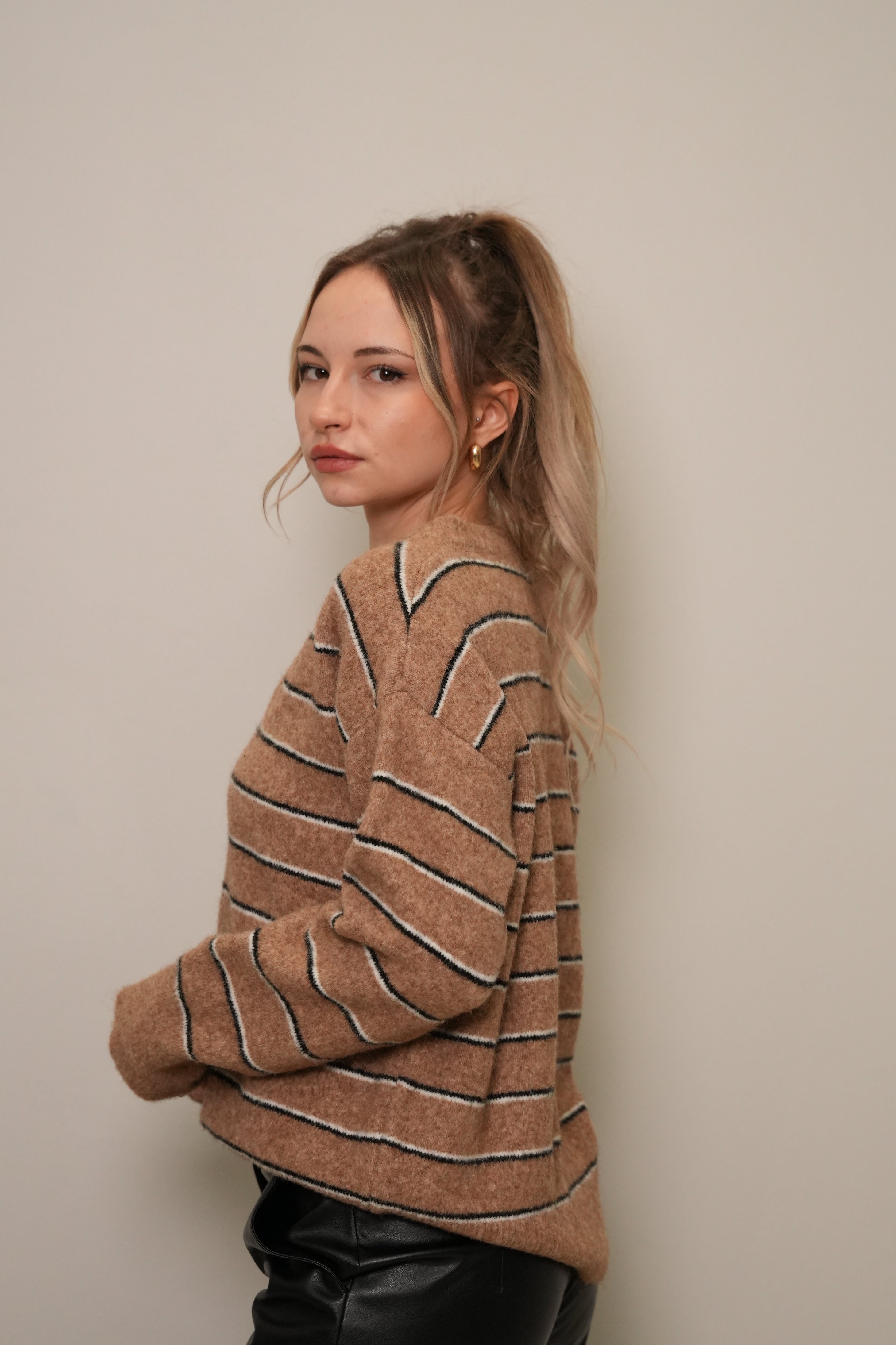 Çizgili V Yaka Triko Kazak – Bej